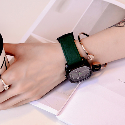 여성 가죽 밴드 손목시계 개성이 멋스러운 매니시한 블랙워치 여성 시계 패션 트렌드 캐주얼-502924