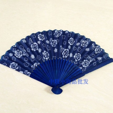 전통 무용 공연 부채 부채춤 전통 일식의 부채 파란 꽃무늬 천. 여성 프린팅을 하지 않았다. 천 문-512215
