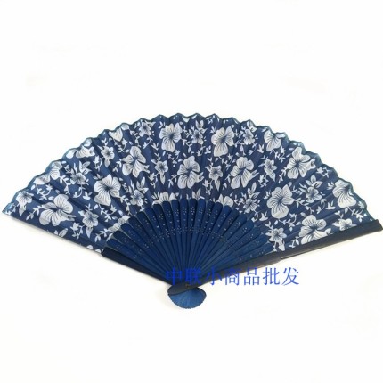 전통 무용 공연 부채 부채춤 전통 일식의 부채 파란 꽃무늬 천. 여성 프린팅을 하지 않았다. 천 문-512215