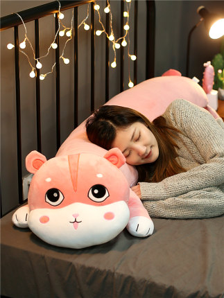 햄스터인형 베개를 안고 있는 여자 잠자는 침대 위에 긴 베갯잇으로 당신의 아기 인형을 동반한 귀여운 인형-522000