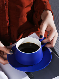 디자인 머그컵 클라인블루 커피잔 디자이너 고급 세련된 컵 머그잔 도자기