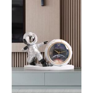 거실 크리에이티브 개성 패션 좌시계 서재 우주인 장식 탁상시계 디자인